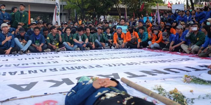 Suasana Aksi BEM Indonesia di Depan Gedung DPR/MPR RI