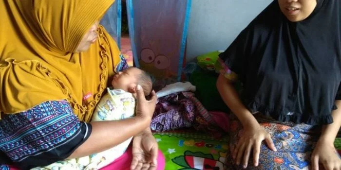 Pasutri Ini Bayar Biaya Persalinan Pakai Pecahan Uang Koin Rp 1.000