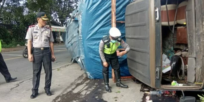 Diduga Rem Blong, Truk Bermuatan Minuman Ringan Terguling di Jalan Raya Cianjur-Sukabumi