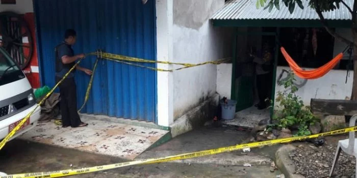 Ledakan Bom Tas Depan Rumah Kepala Desa