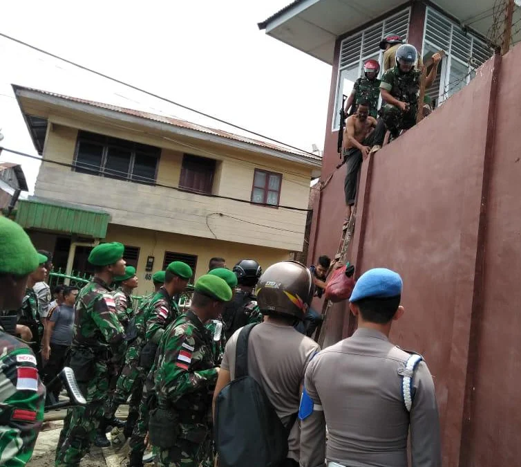 Puluhan Tahanan Diamankan Polisi-TNI dari Lokasi Kerusuhan Rutan Kabanjahe