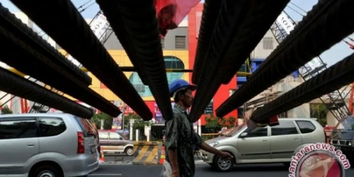 Cemburu, Seorang Pria Terjun Bebas dari Jembatan Layang