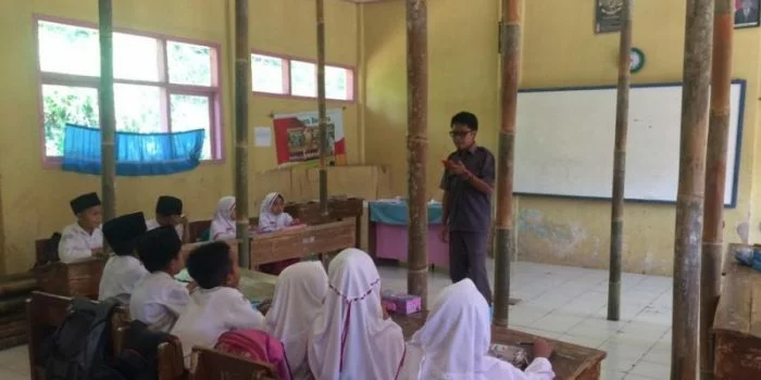 Siswa SD Negeri 3 Cigorowong Tasikmalaya Belajar di Ruang Kelas yang Nyaris Roboh