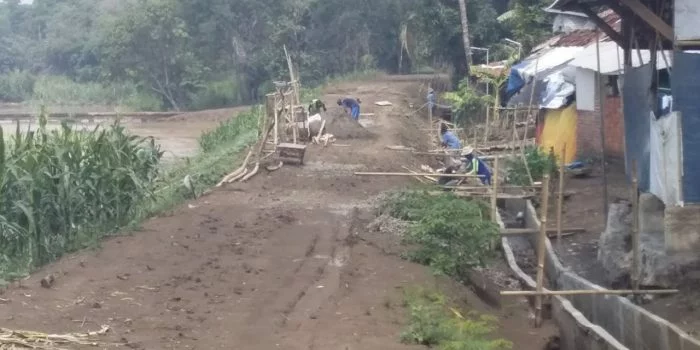 Warga Kertasemaya Ronda Malam di Sekitar Tanggul Sungai Cimanuk