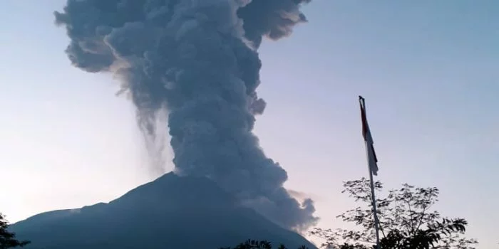 Meletus Hari Ini, Tinggi Kolom Erupsi 6000 Meter dari Puncak Merapi