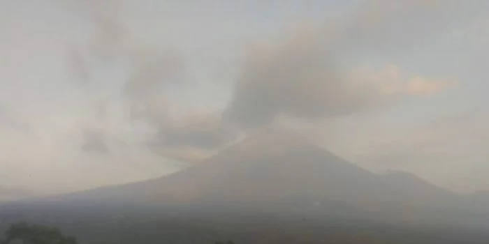 Gunung Semeru Luncurkan 7 kali Lava Pijar, Status Waspada