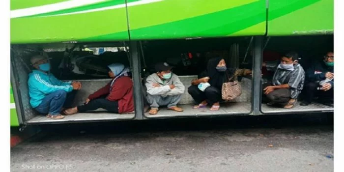 Miris, Viral Foto Perantau Masuk Bagasi Bus Agar Bisa Pulang Kampung