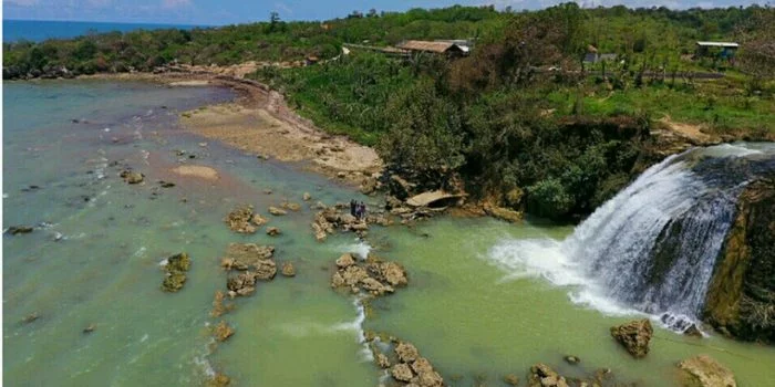 Sapa Mentari Pagi dari Toroan, Air Terjun Cantik di Madura