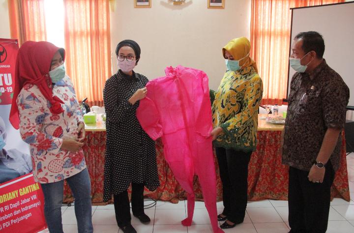 Selly Serahkan Bantuan Ratusan APD untuk Dinkes Kabupaten Cirebon