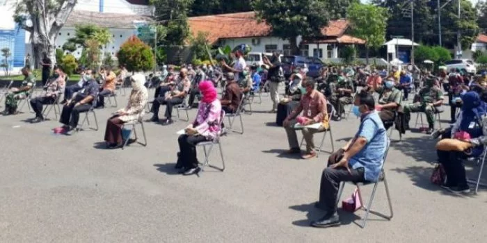 Setelah Heboh Lockdown Lokal, Walikota Tegal Adakan Rapat Sambil Berjemur di Halaman Pendapa Ki Gede Sebayu