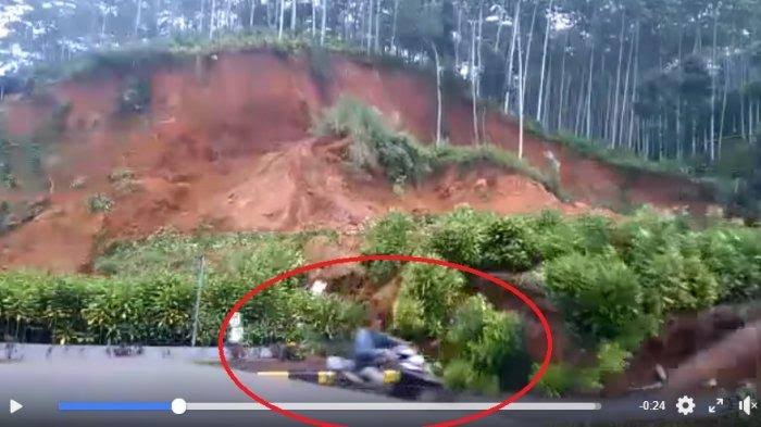 Detik-detik Bukit Longsor Terekam Kamera Warga, Pengendara Motor Terseret Longsoran Tanah