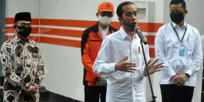 Soal Penyaluran Bansos, Jokowi: Tanya ke RT, RW dan Kepala Desa