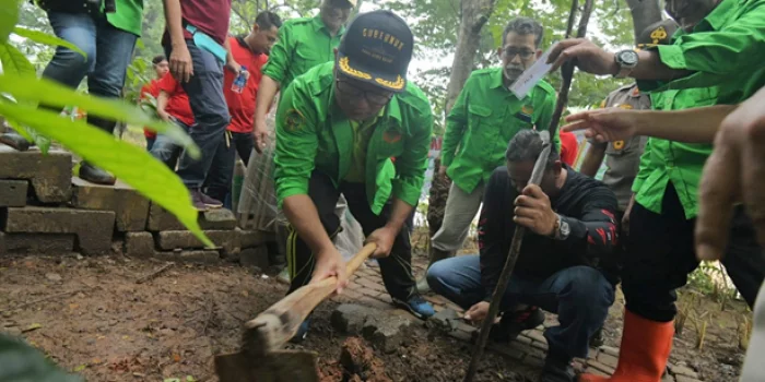 Bersama Warga, Ridwan Kamil Tanam 8 Ribu Pohon di Bantaran Kali Bekasi Kemang Pratama