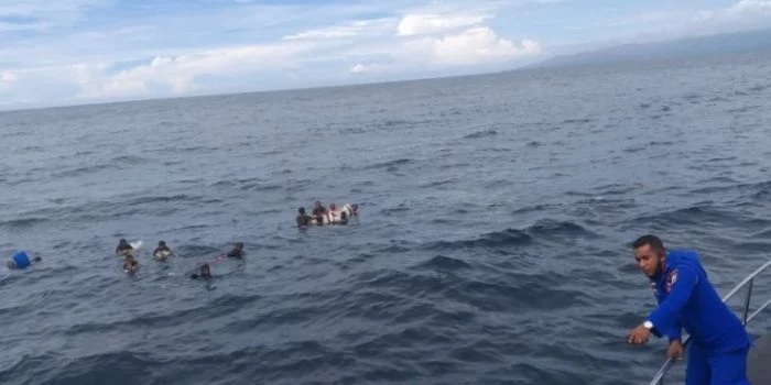 Kondisi Selamat, Belasan ABK KM Samena 02 Terapung di Perairan Pulau Buru