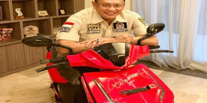 Ketua MPR RI Bambang Soesatyo mengajak masyarakat berpartisipasi memberikan donasi bagi para pekerja seni yang terdampak pandemi Covid-19. Donasi bisa diberikan sembari menyaksikan konser virtual