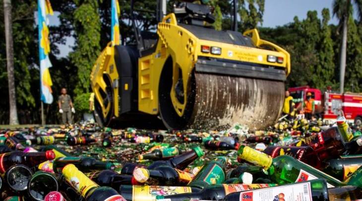 Pemusnahan belasan ribu botol miras ilegal di Lapangan Monas, Jakarta (27/5/2019). (Foto: ANTARA/Dhemas Revivanto/ama)