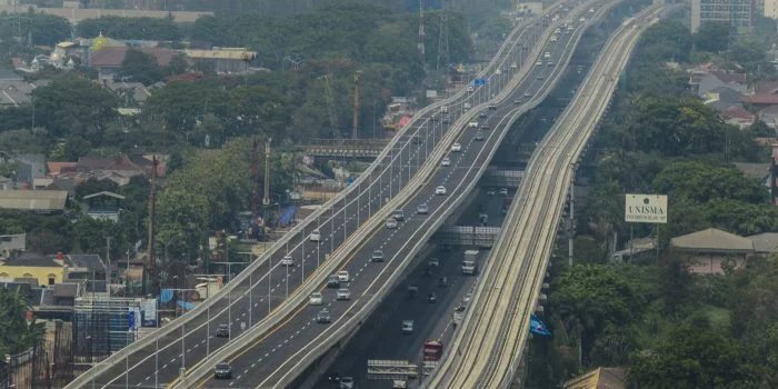 Sejumlah kendaraan melintasi Tol Layang (Elevated) Jakarta-Cikampek II di Bekasi, Jawa Barat, Minggu (15/12/2019). Foto: ANTARA FOTO/Fakhri Hermansyah