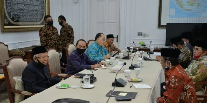 Wakil Presiden Ma`ruf Amin menerima Menkopolhukam Mahfud MD dan perwakilan pimpinan MUI, PBNU dan PP Muhammadiyah di rumah dinas wapres Jakarta, Selasa (16/6/2020) malam. Foto: Antara