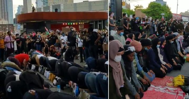 Para pengunjuk rasa non Muslim membentuk lingkaran di sekitar Muslim sehingga mereka bisa salat dengan aman selama demonstrasi Black Lives Matter menuntut keadilan bagi George Floyd.[Twitter StanceGrounded/Metro.co.uk]