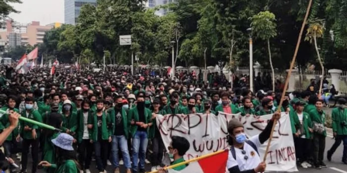 lemen mahasiswa dari salah satu perguruan tinggi swasta di Jakarta melakukan aksi longmarch di Jalan Salemba-Jalan Kramat Raya, Jakarta Pusat, Kamis (8/10/2020), memprotes Undang-undang Cipta Kerja yang disahkan oleh DPR RI beberapa hari lalu | ISTIMEWA