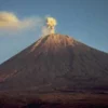 Gunung Semeru Luncurkan Guguran Lava Pijar 4 kali