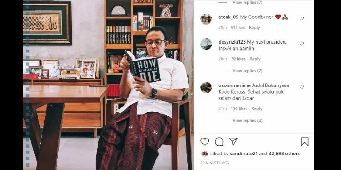 Sambil Sarungan Warna Merah Marun, Anies Baswedan Baca Buku How Democracies Die