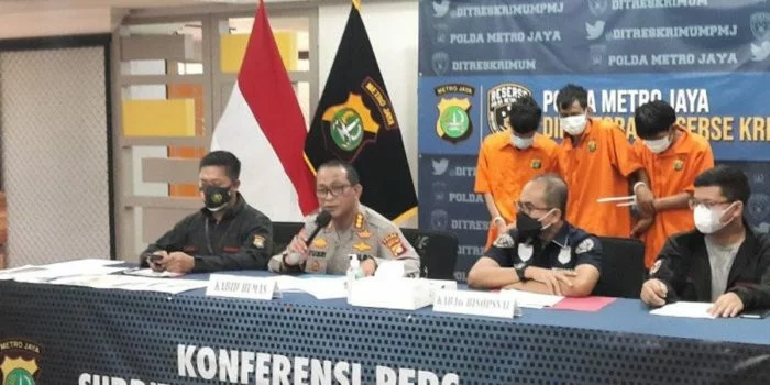 Jumpa pers Polda Metro Jaya soal penangkapan bandit pencuri dengan modus pecah kaca di rest area tol (ANTARA)