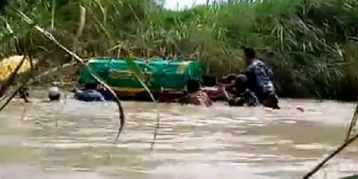 Tak Ada Jembatan, Warga Angkut Keranda Jenazah Terabas Arus Sungai di Gresik