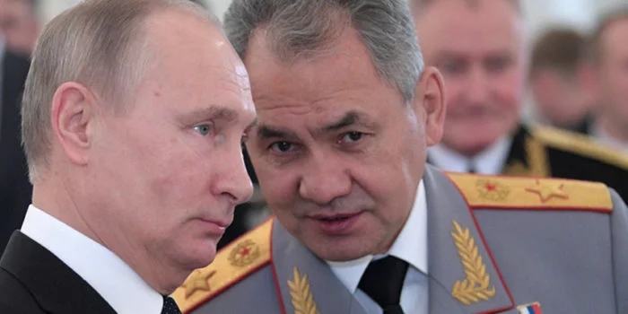 Presiden Rusia Vladimir Putin dan Menteri Pertahanan Sergei Shoigu menghadiri upacara penghargaan negara untuk personel militer yang bertugas di Suriah, di Moskow, Rusia, pada tanggal 28 Desember 2017. (Foto: Sputnik/Kremlin via REUTERS/Alexei Druzhinin)