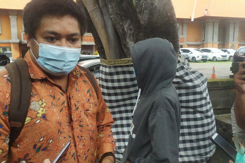 Kuasa hukum Charlie Usfunan saat mendampingi pelapor MIS (21) untuk menjalani pemeriksaan di Polda Bali, Denpasar, (18/12/2020). (Antara/Ayu Khania Pranisitha/2020)