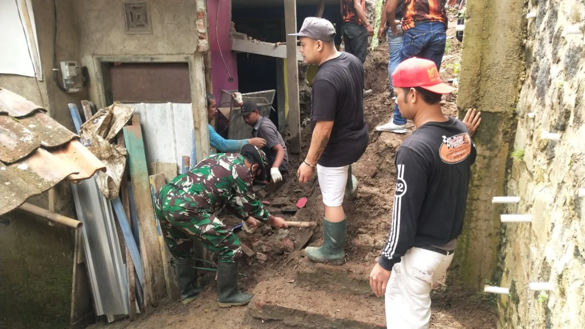 Diterjang Tanah Longsor, Dua Rumah Warga di Majalengka Rusak