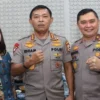 Anggota DPR termuda dari Fraksi PAN, Farah Puteri Nahlia (kiri) bersama Kapolri Idham Azis, dan ayahnya Irjen Pol Fadil Imran (kanan). (@farahputerinahlia)