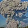 Gunung Sinabung Luncurkan Awan Panas Sejauh 4.500 Meter