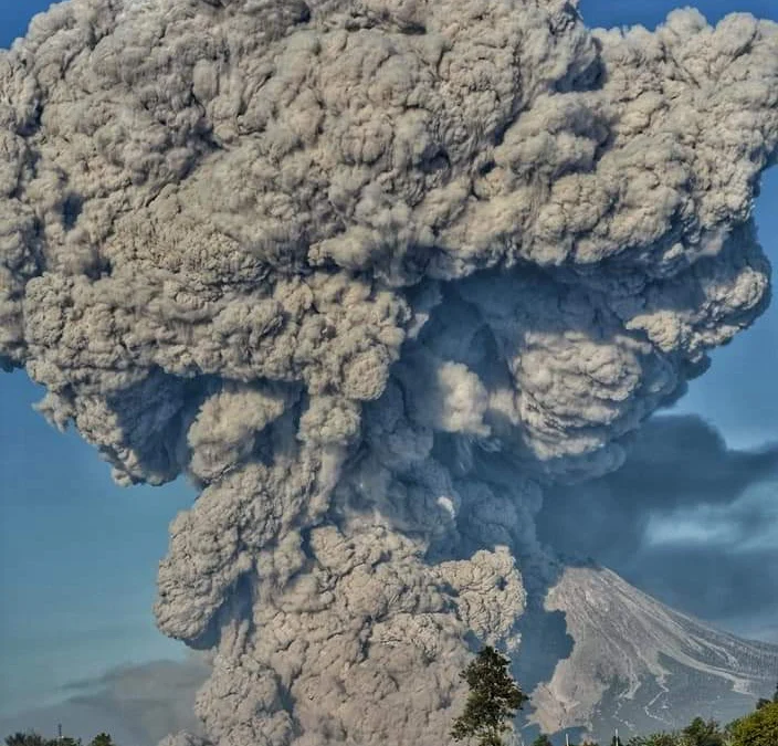 Gunung Sinabung Luncurkan Awan Panas Sejauh 4.500 Meter