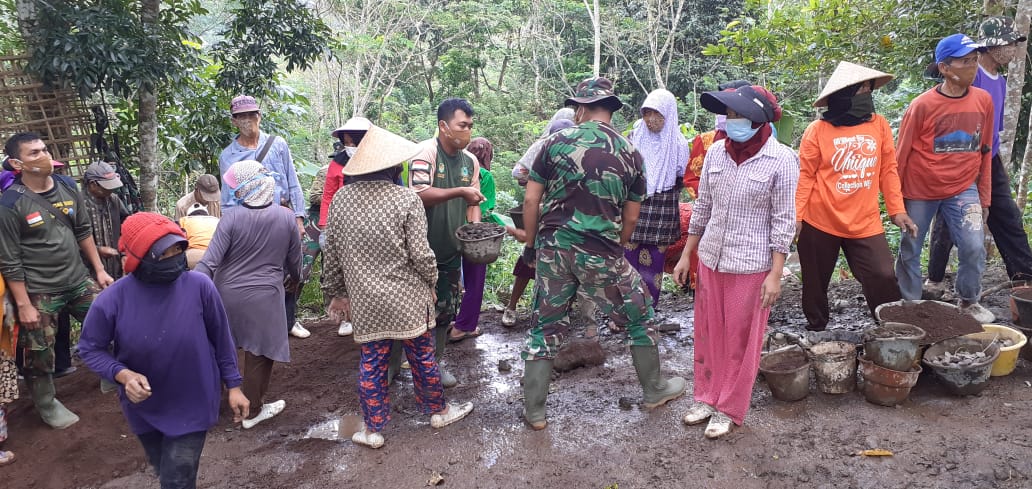 Gotong Royong Merubah Wajah Desa Jamberama