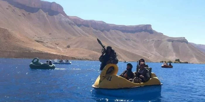 Bawa Peluncur Roket, Taliban Kendarai Perahu Angsa Warna-Warni di Danau Afghanistan