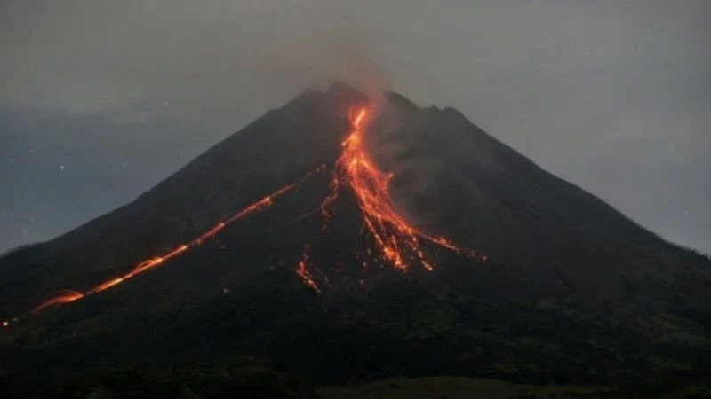 Gunung Merapi Muntahkan Lava Pijar 9 Kali hingga 1,8 KM