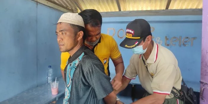 Mengeluh Sakit Kepala Minta Air Ruqyah, Santri Ini Tusuk Ketua MUI Kecamatan di Banyuwangi