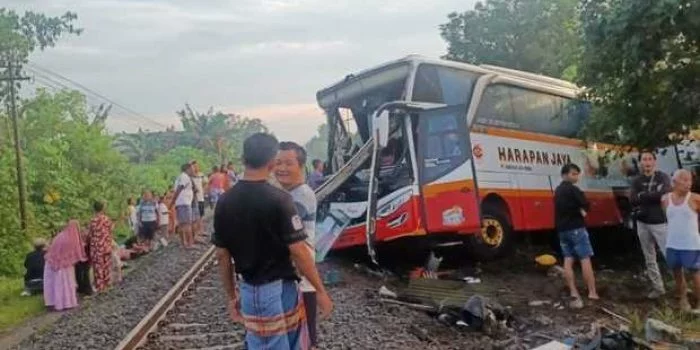 Bus Pariwisata Tertabrak Kereta Api di Tulungagung, 4 Tewas