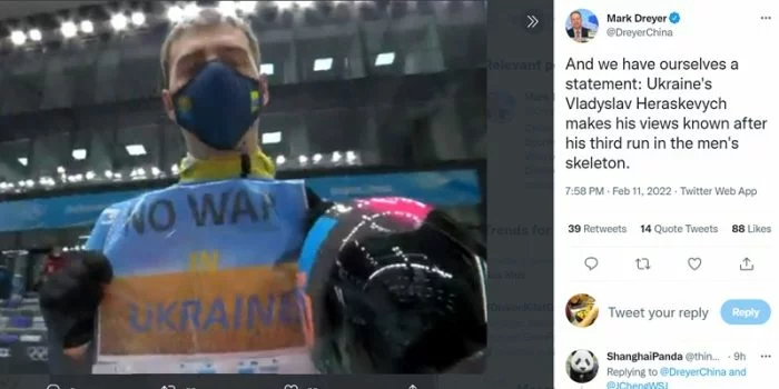 Atlet skeleton Vladyslav Heraskevych Pasang Poster "Tidak Ada Perang di Ukraina" di Olimpiade Beijing 2022