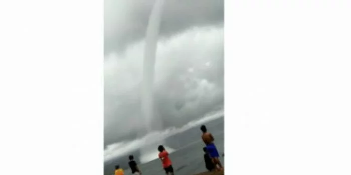 Angin Mirip Tornado Di Pantai Tappalang Barat Mamuju