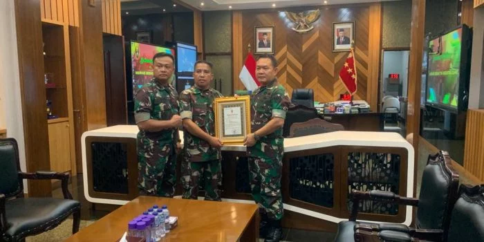 Kasad Jenderal Dudung Beri Penghargaan Atas Aksi Heroik Prajurit TNI Kodim 0617/Majalengka