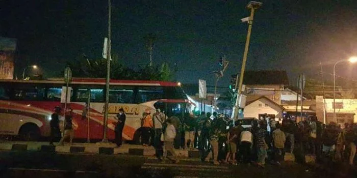 Bus Mira Tabrak 5 Mobil dan 1 Motor di Lampu Merah Ketandan