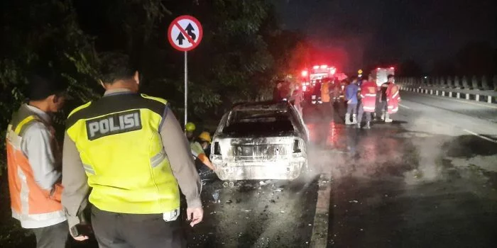 Sedan Bernopol F-1000-CF Terbakar di Tol Tangerang-Merak KM58.200.B