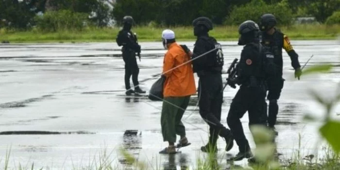 Densus 88 Tangkap Terduga Teroris yang Bersembunyi di Kantor Polsek Kampar