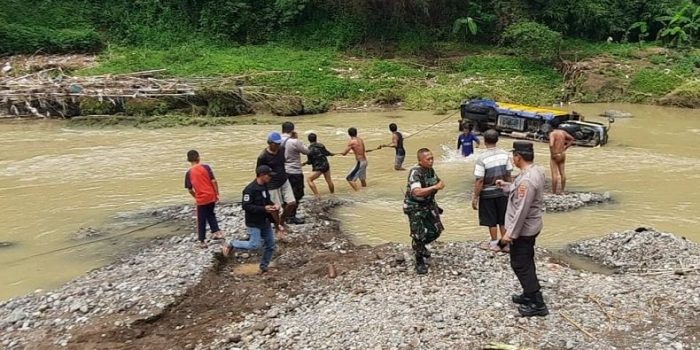 Dramatis, Evakuasi Dump Truck dari Sungai Cijurey Majalengka