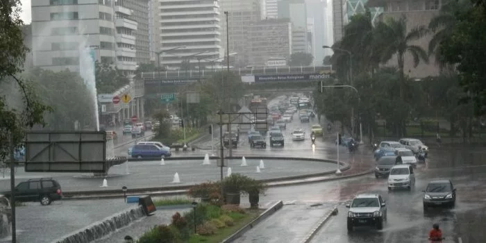 Prakiraan Cuaca 13 Maret, BMKG: Hujan Guyur Wilayah DKI Jakarta