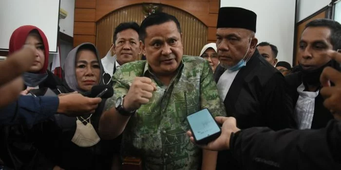 Sidang Dakwaan, Jaksa Beberkan Detik-detik Irjen Napoleon Lumuri Wajah M Kece Pakai Tinja