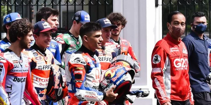 Pamer Kawasaki W175 ke Marc Marquez dkk, Jokowi: Suka Mengendarai Motor Walaupun Motor Saya Tidak Sekeren Milik Kalian