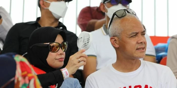 Nonton MotoGP, Ganjar Pranowo Disambut Emak-emak Saat Tiba di Bandara Lombok